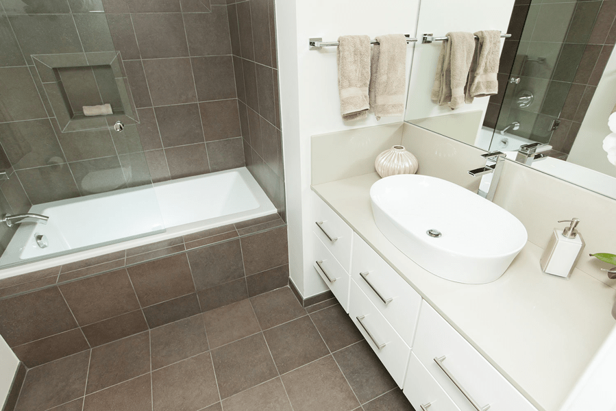 tub and sink bathroom